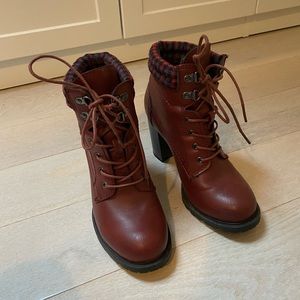 Pair of cranberry ankle boots, size 8  great condition. Brand Dolce by Mojoxv